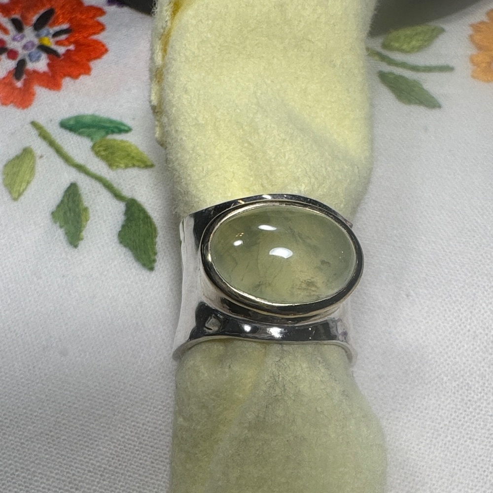 Elegant Silver Ring with Green Gemstone